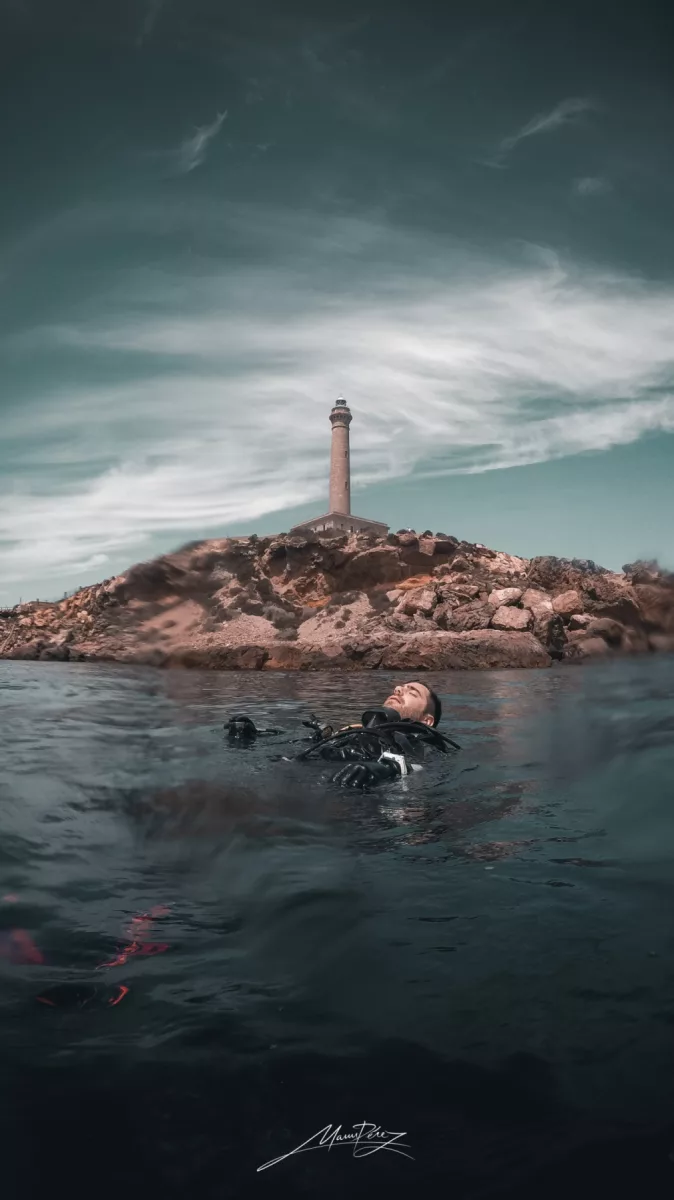 Buceando junto al faro